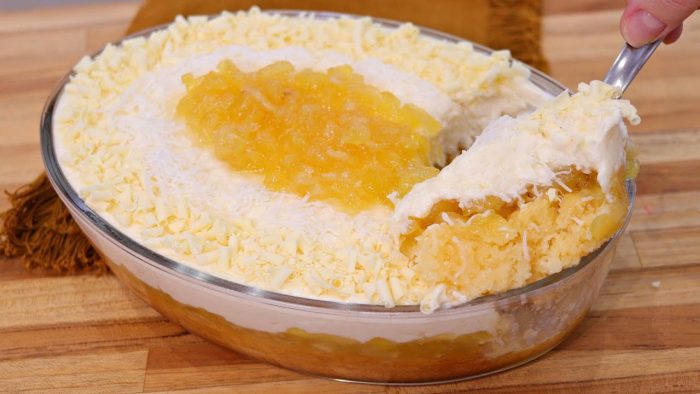 BOLO GELADO DE ABACAXI COM COCO CREMOSO E MOLHADINHO NA TRAVESSA | SOBREMESA DIA DAS MÃES