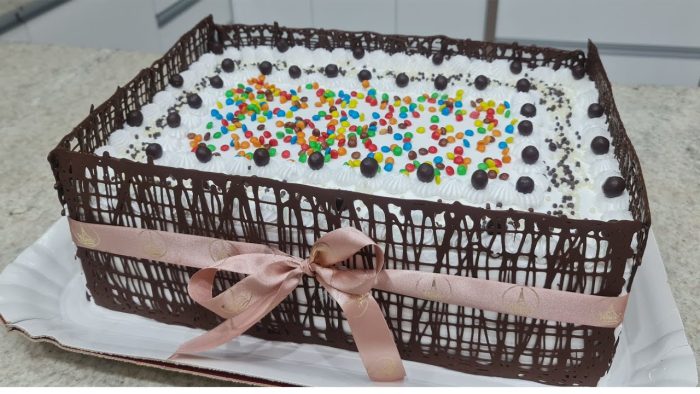 BOLO RETANGULAR 50 FATIAS COM MASSA ESTRUTURADA DE CHOCOLATE  / RECHEIO MOUSSE  @PARISCAKEDESIGNER