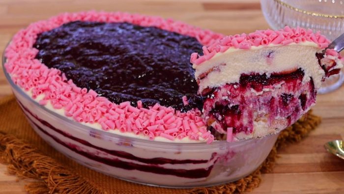 PAVÊ CREMOSO 4 LEITES COM GELEIA DE FRUTAS VERMELHAS | PAVÊ FÁCIL E DELICIOSO