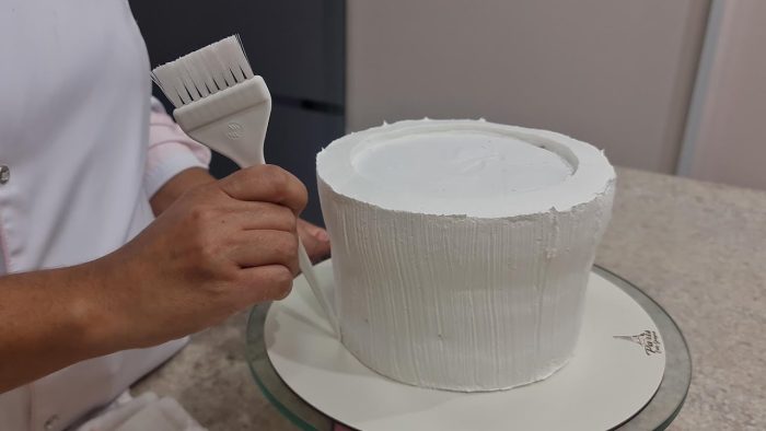 DECORAÇÃO DE BOLO EFEITO BALDINHO COM COBERTURA EM CHANTININHO / @PARISCAKEDESIGNER​