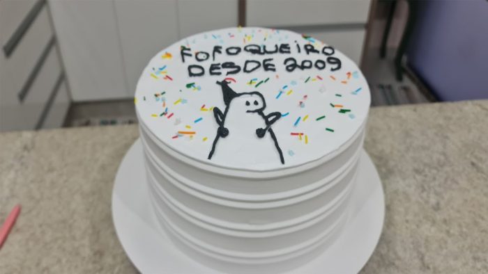 BOLO COM FRASES UMA TÊNDENCIA QUE NÃO SAI DE MODA @PARISCAKEDESIGNER #bolo #cakedecorating