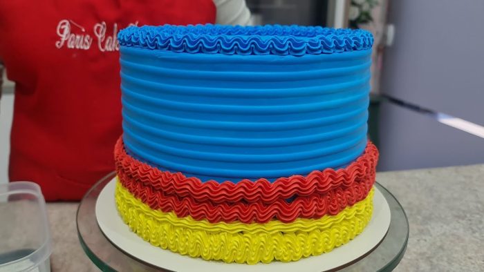 VÍDEO DE DECORAÇÃO PARA INICIANTES NA CONFEITARIA / USEI O BICO DE CONFEITAR  20 @PARISCAKEDESIGNER