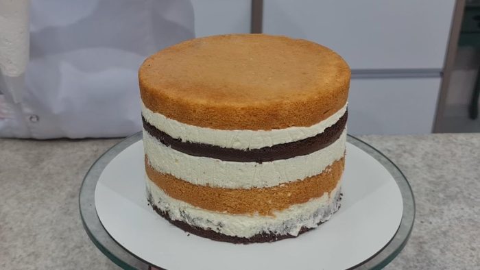 APRENDA A FAZER ESSE EFEITO NO BOLO SOMENTE COM O BICO DE CONFEITAR 😱 @PARISCAKEDESIGNER