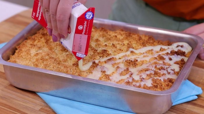 VOCÊ SÓ VAI QUERER BOLO DE COCO ASSIM AGORA! | CASQUINHA CROCANTE E MOLHADINHA