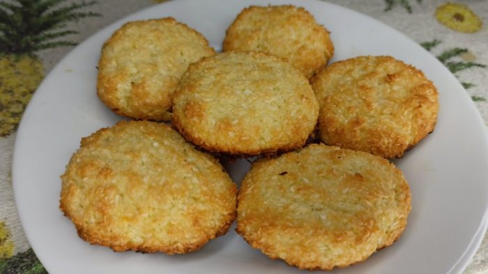 TEM COCO E 1 OVO?FAÇA ESSE BOLINHO COM SÓ 2 INGREDIENTES PARA O CAFÉ DA MANHÃ OU LANCHE DELICIOSO