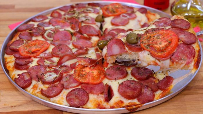 PIZZA CASEIRA FÁCIL SEM SOVAR E SEM LIQUIDIFICADOR | MASSA FÁCIL E RÁPIDA DE PIZZA