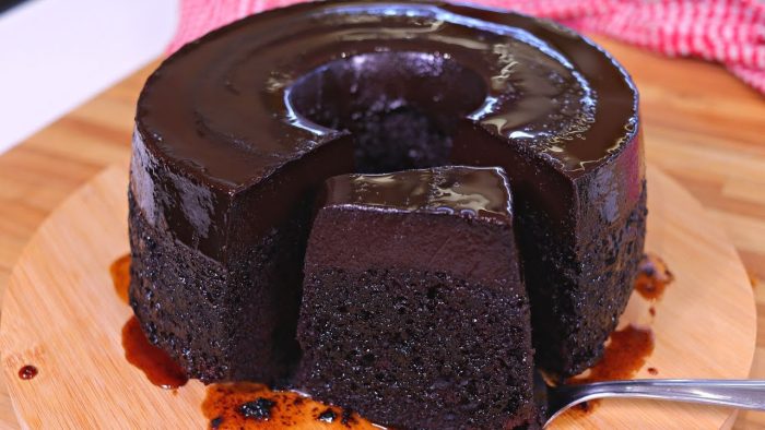 JÁ SAI ASSIM DO FORNO! CHOCOLATUDO E MOLHADINHO – BOLO PUDIM DE CHOCOLATE