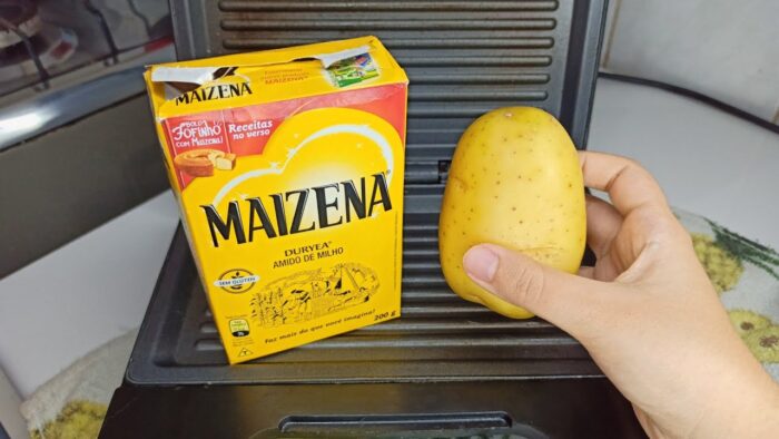 MISTUREI MAISENA E BATATA NA SANDUICHEIRA E AGORA TODOS ME PEDEM A RECEITA PARA O CAFÉ DA MANHÃ
