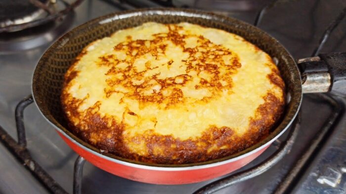 BOLO DE TAPIOCA DE FRIGIDEIRA-SEM TRIGO COM APENAS 1 OVO PARA O CAFÉ DA MANHÃ OU LANCHE EM MINUTOS