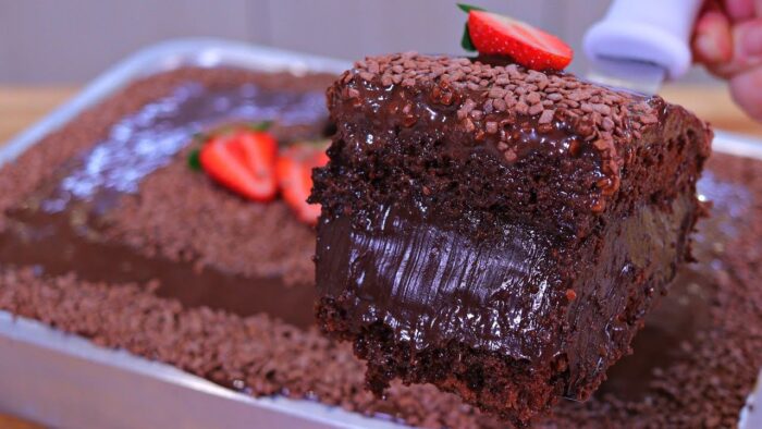 BOLO DE CHOCOLATE RECHEADO BEM MOLHADINHO E SUCULENTO! | BOLO DE ANIVERSÁRIO FÁCIL E CHOCOLATUDO