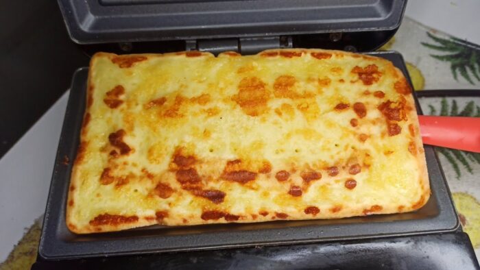 PASTEL DE MAISENA CROCANTE COM APENAS 3 INGREDIENTES NA SANDUICHEIRA PARA O CAFÉ DA MANHÃ OU LANCHE