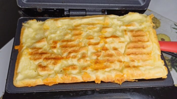 PASTEL CROCANTE FEITO COM APENAS 3 INGREDIENTES NA SANDUICHEIRA PARA O CAFÉ DA MANHÃ OU LANCHE