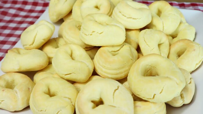 BISCOITO DE POLVILHO COM MANTEIGA DE GARRAFA FÁCIL E GOSTOSO | Não precisa escaldar – Alda Bolos