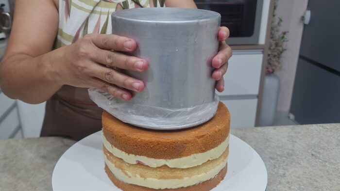 BOLO DE 2 ANDARES COM UMA DECORAÇÃO QUE VAI LHE ENCANTAR / TEMA RAPUNZEL @PARISCAKEDESIGNER