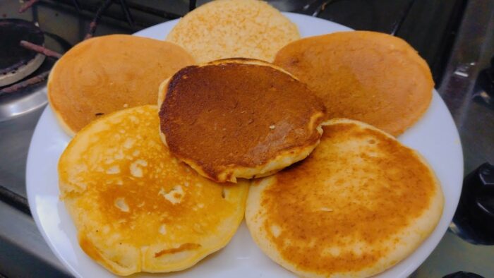 “BOLINHO DE POBRE” DE FRIGIDEIRA FEITO COM APENAS 3 INGREDIENTES EM 5 MINUTOS PARA O CAFÉ DA MANHÃ