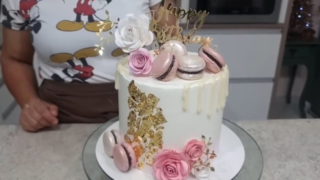 BOLO COM ALTURA DUPLA DECORADO COM MACARONS E FOLHA DE OURO 😀 @PARISCAKEDESIGNER